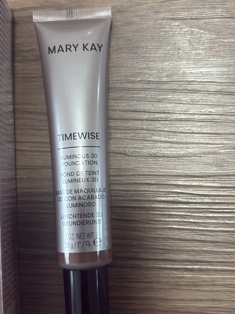 Mary Kay TimeWise Luminous 3D Foundation -  box exp 2027